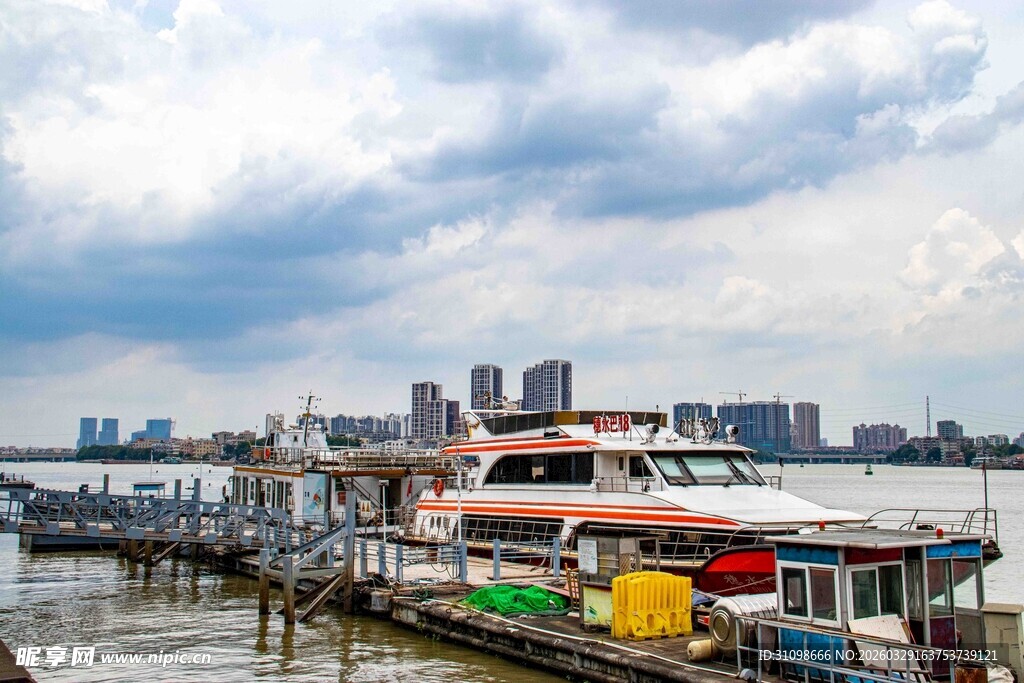 码头停靠多彩船只与城市景