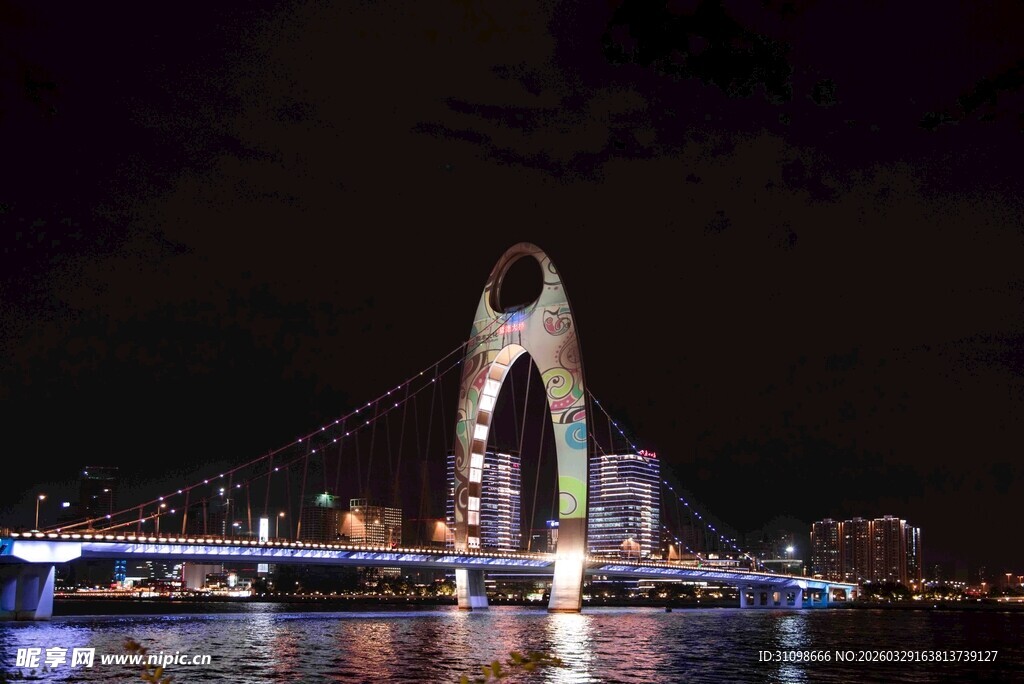 夜晚璀璨的城市桥梁景观