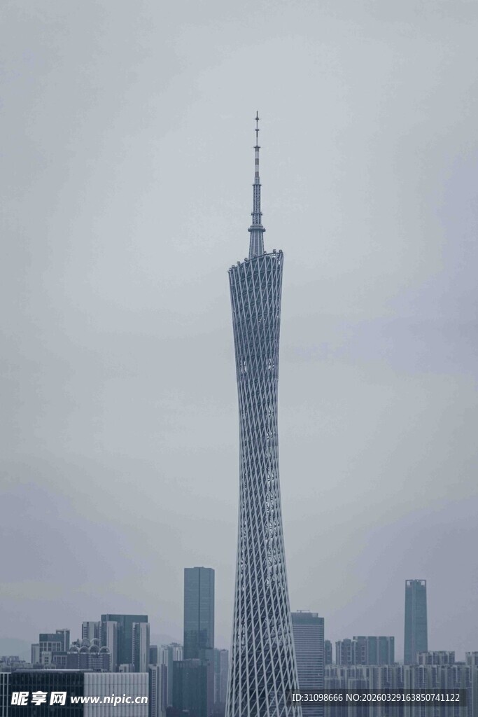 广州塔高耸于城市天际线