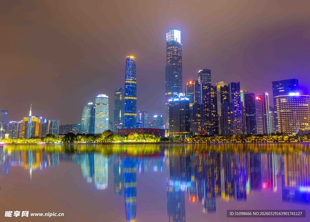 璀璨夜景下的城市天际线