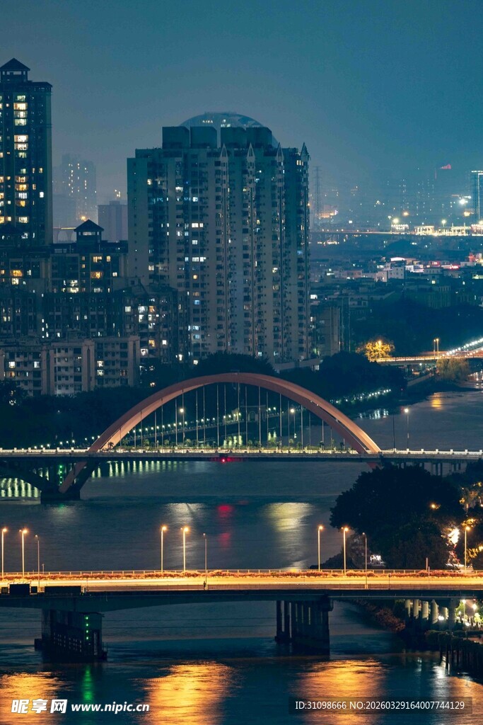 城市夜景中的璀璨桥梁