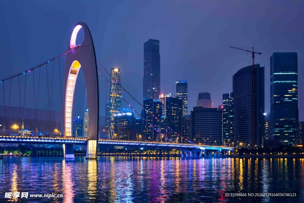 城市夜景中的璀璨桥梁