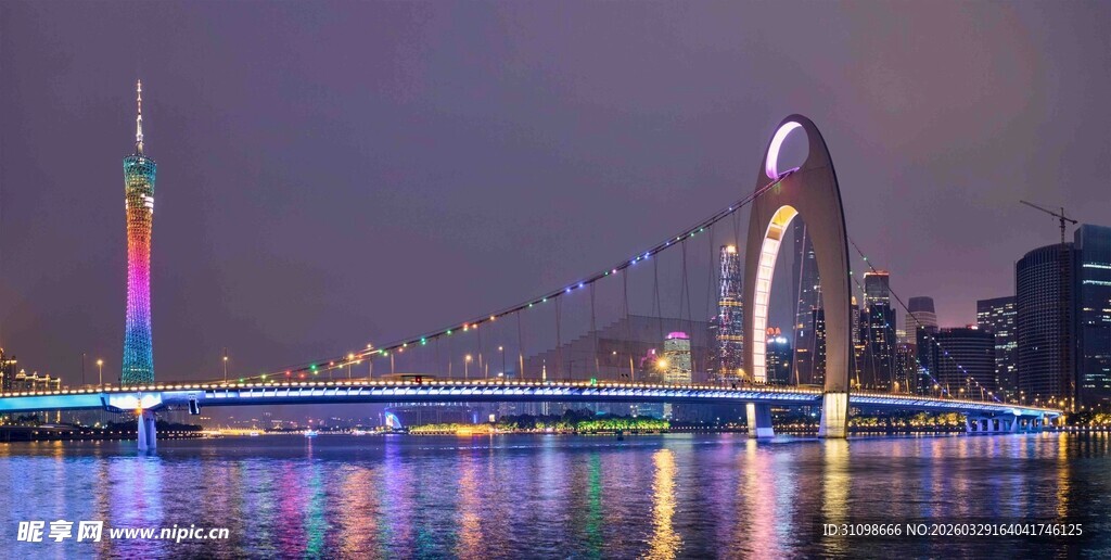 城市璀璨夜景与地标建筑