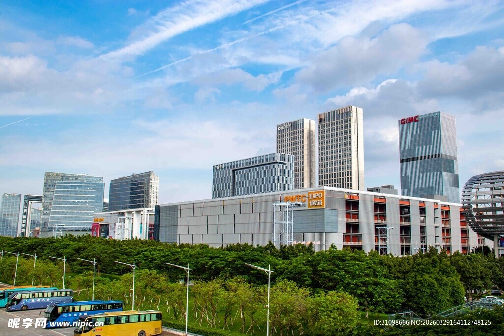 城市高楼与绿植景观