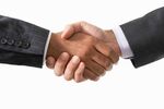 商务人士握手合作瞬间