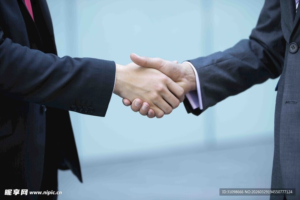 商务人士握手达成合作