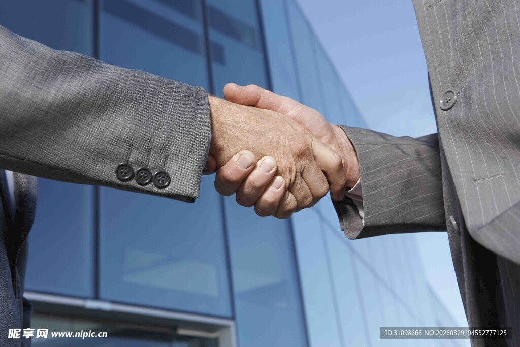 商务人士握手合作场景