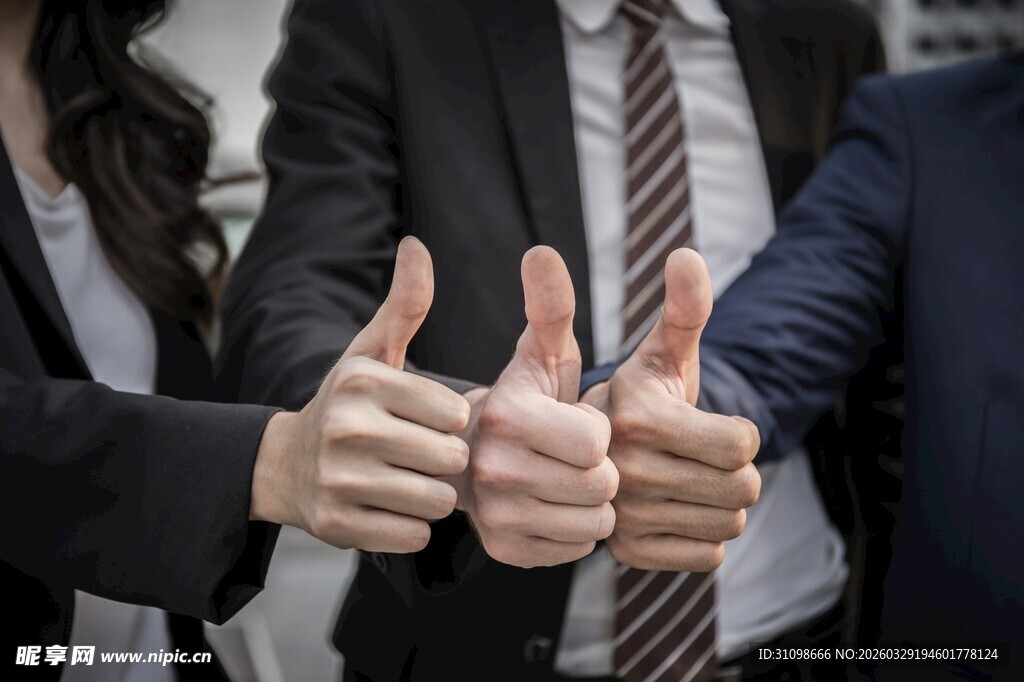 团队成员竖起大拇指点赞