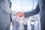 商务人士握手合作场景