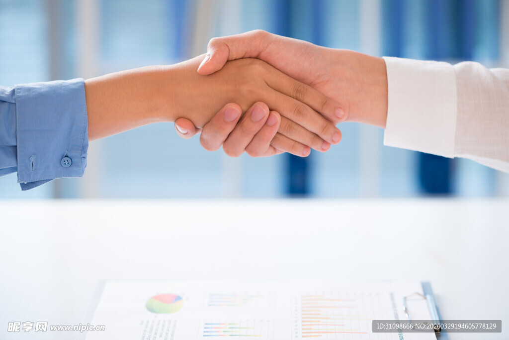 商务合作握手瞬间