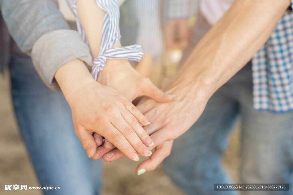 手拉手传递团结与温暖