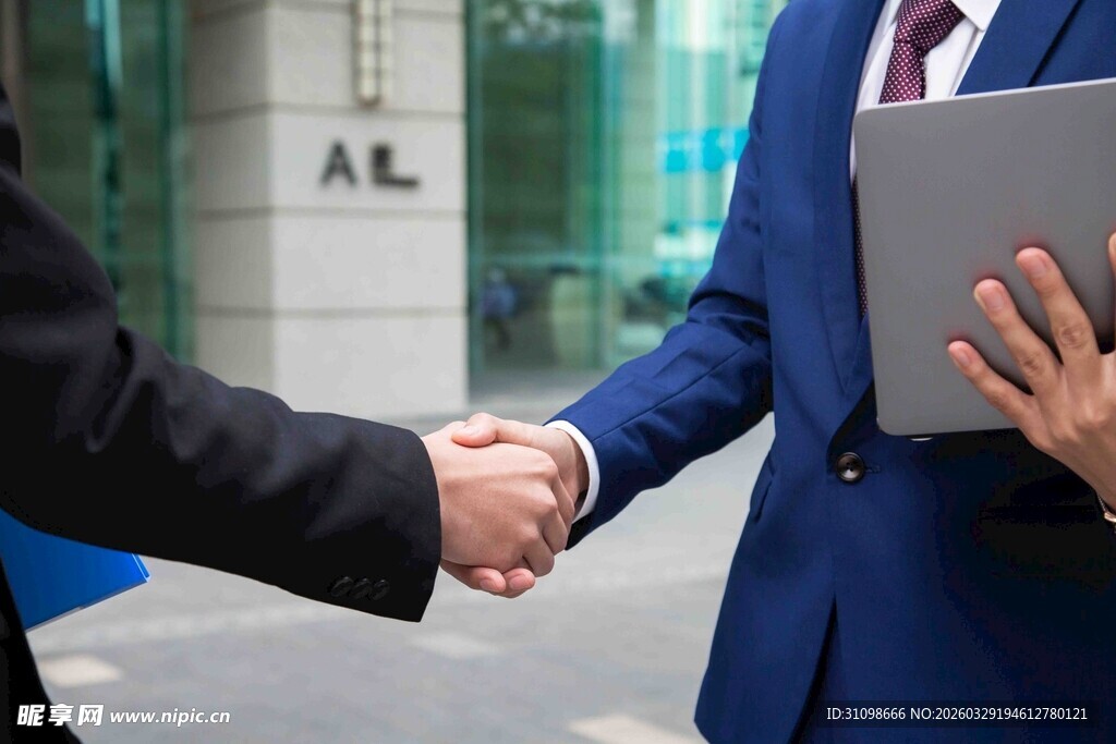 商务人士握手合作瞬间