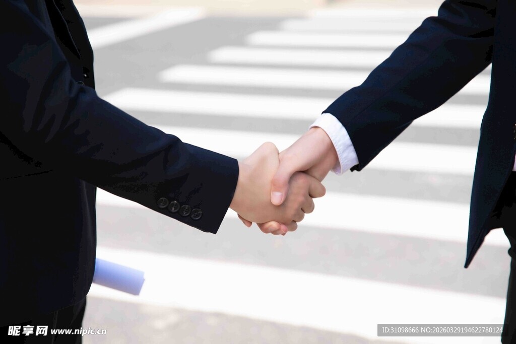 商务人士街头握手