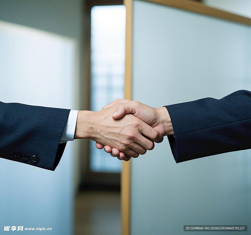 商务人士握手达成合作
