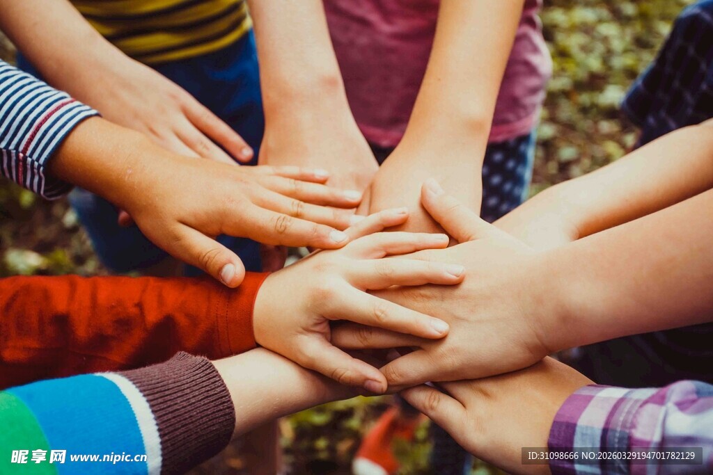 众人叠手展现团结力量