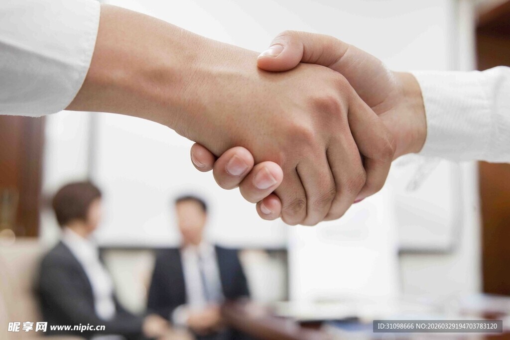 商务场合两人握手场景