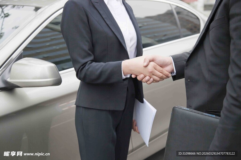 商务人士车旁握手合作