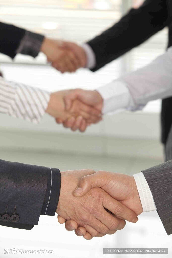 商务人士握手合作瞬间