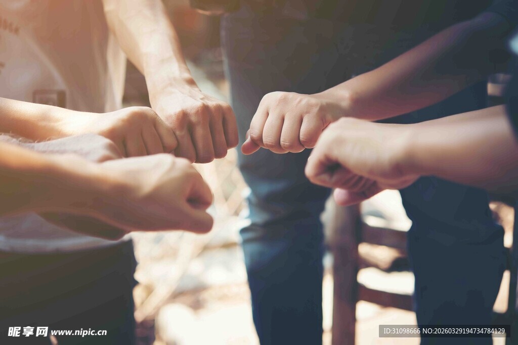 众人携手展现团结力量