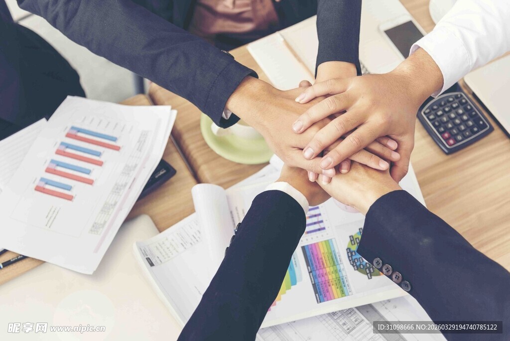 团队齐心协作办公场景