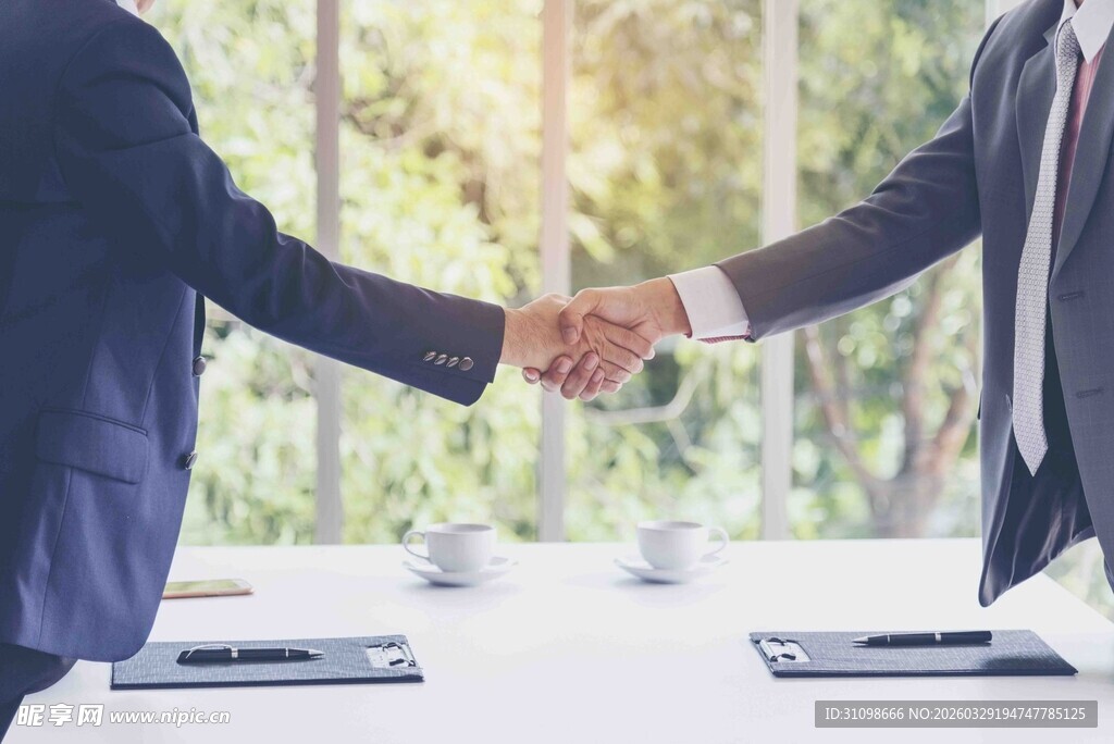 商务人士握手达成合作