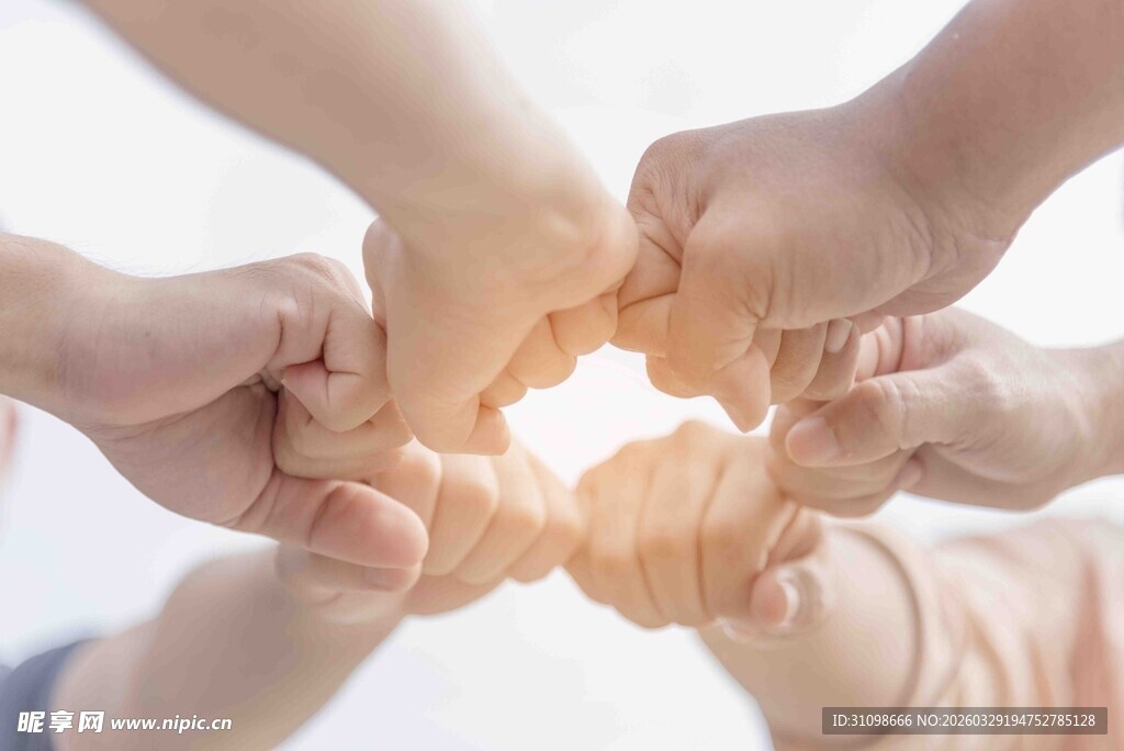 众人携手凝聚团结力量