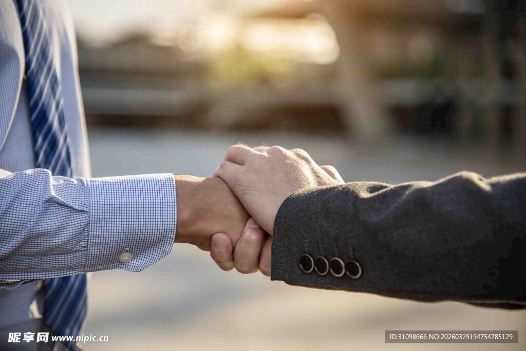 商务人士握手达成合作