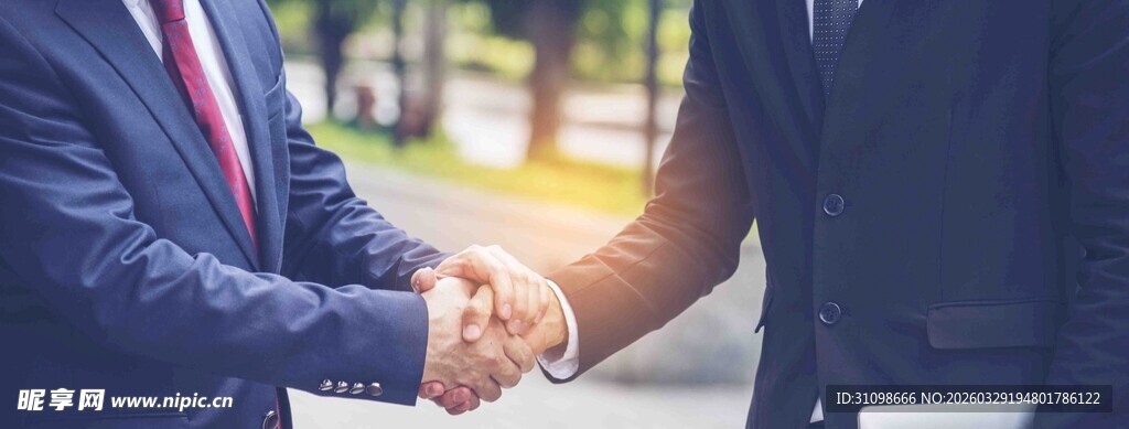 商务人士握手合作瞬间