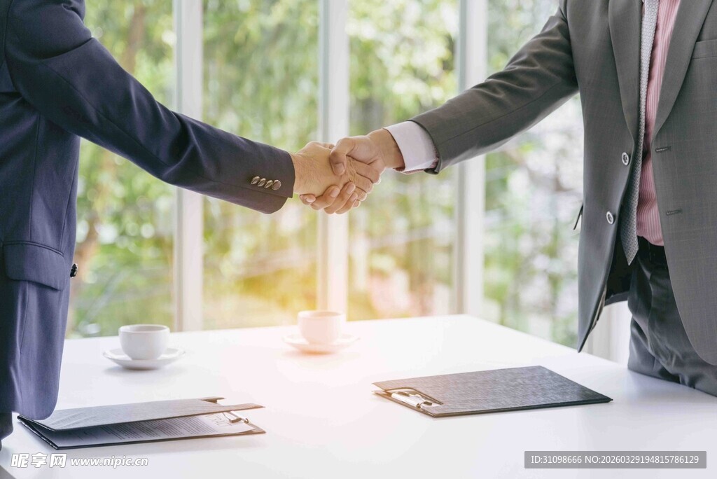 商务人士握手达成合作
