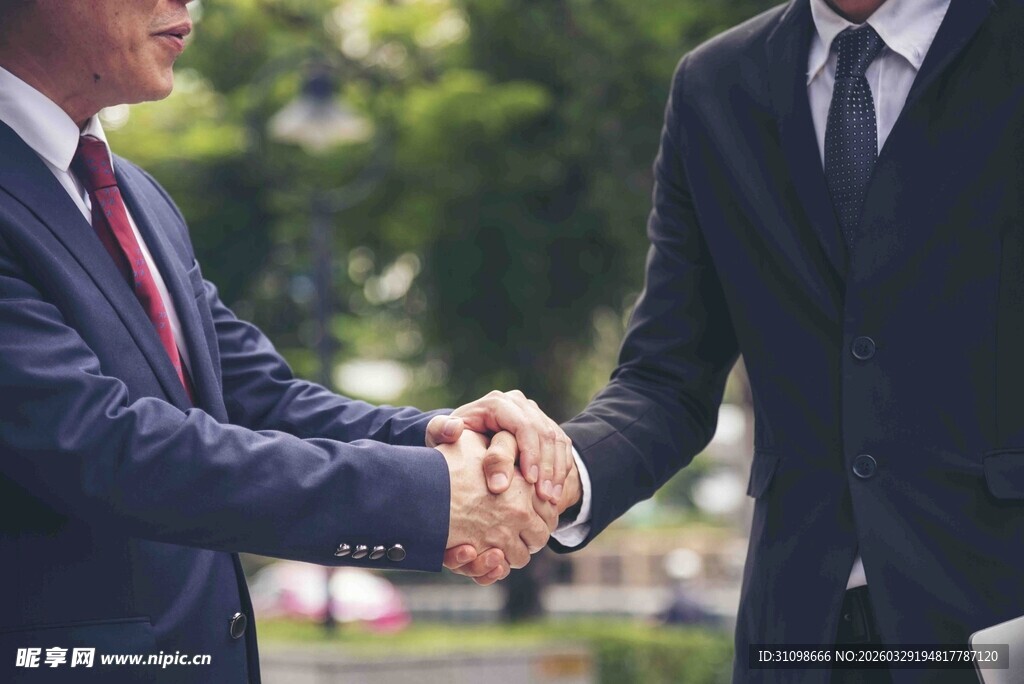 商务人士握手达成合作