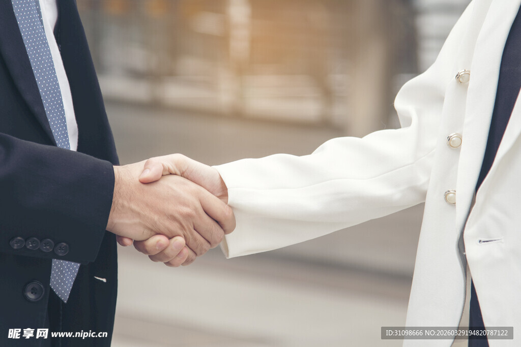 商务人士握手合作瞬间