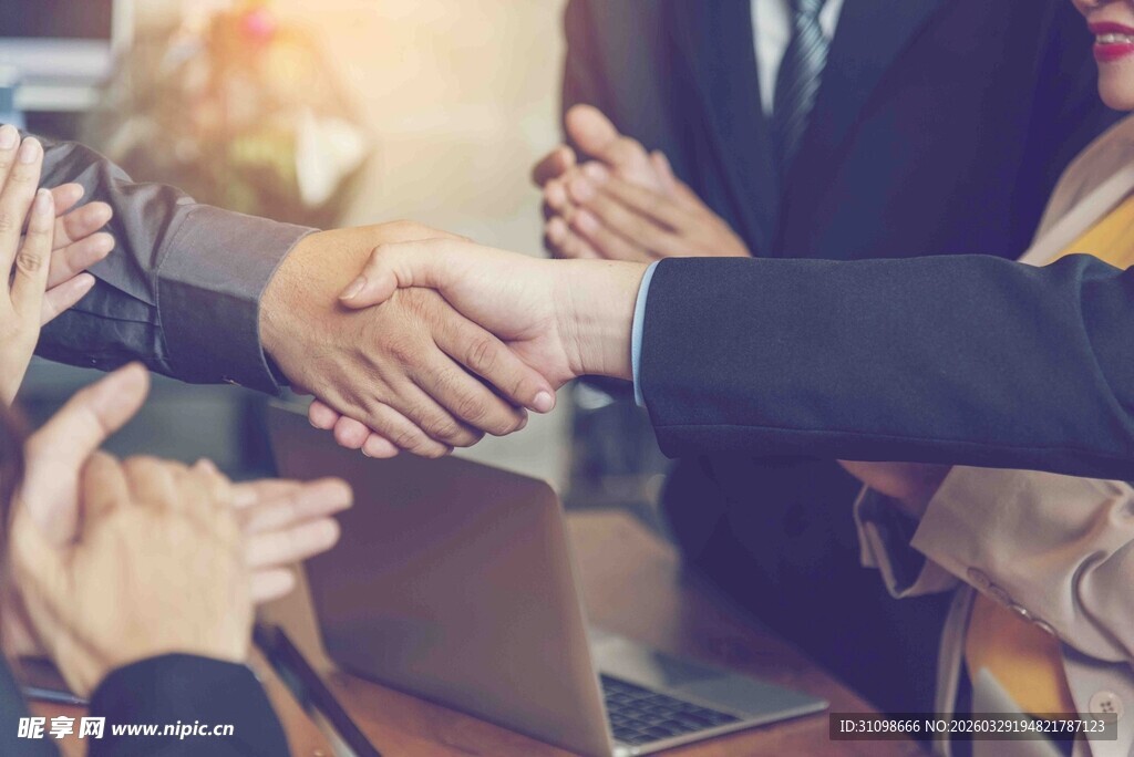 商务合作握手瞬间