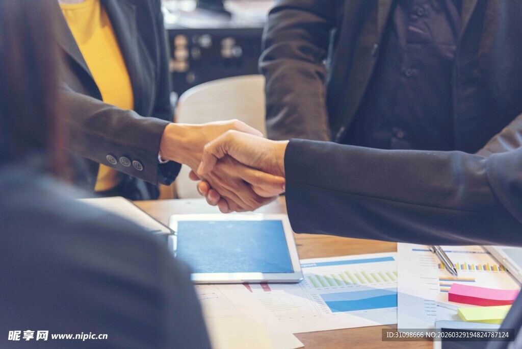 商务人士桌边握手场景