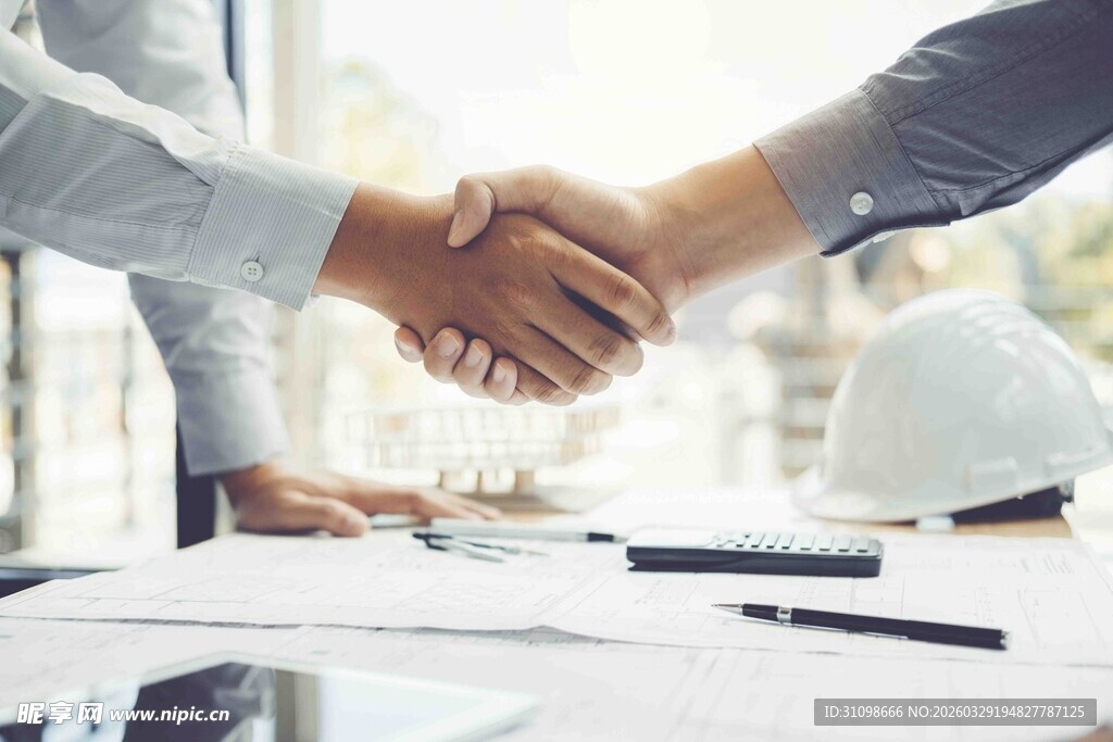 商务人士握手合作场景