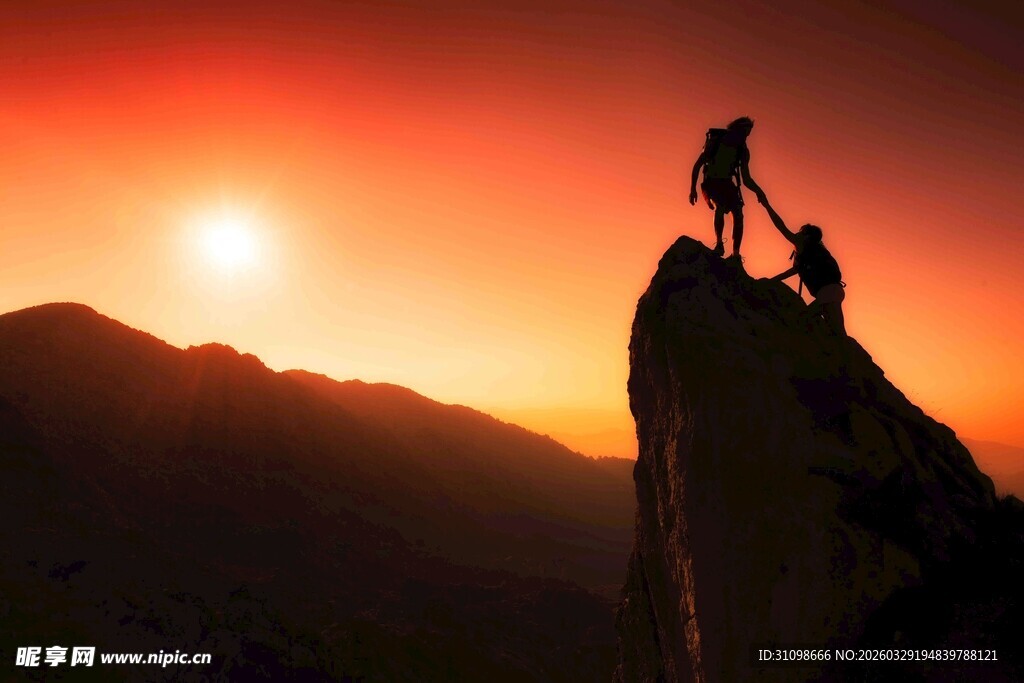 夕阳下的登山者