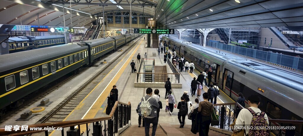 繁忙火车站台人群景象