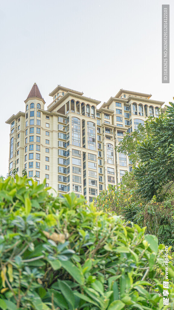 绿树掩映下的高层住宅