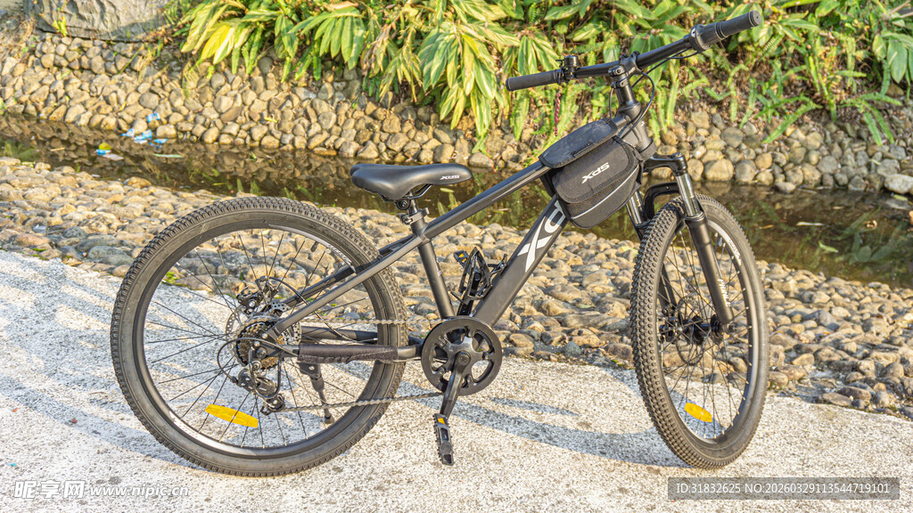 户外停放的黑色山地自行车