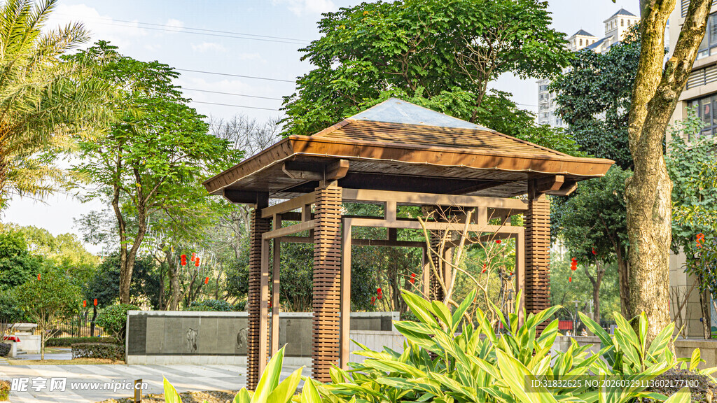 户外木质凉亭 绿意环绕