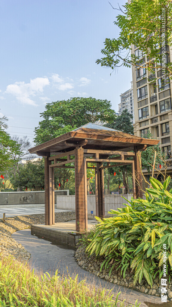 户外木质凉亭与绿植景观