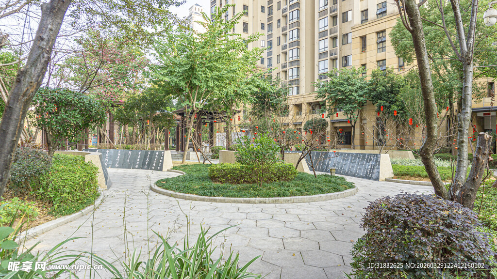 小区内的静谧绿化景观