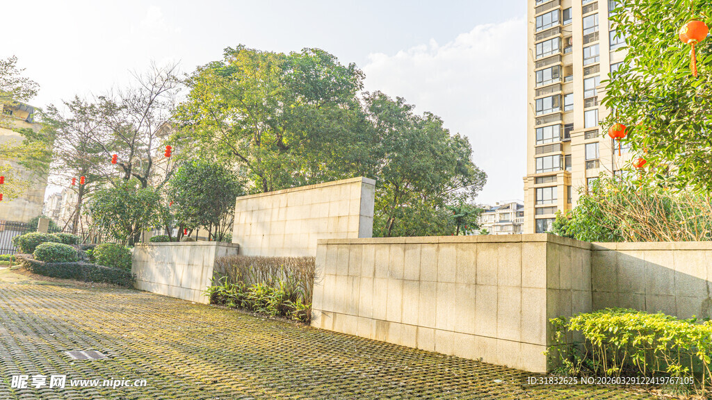 小区围墙边的绿植景观