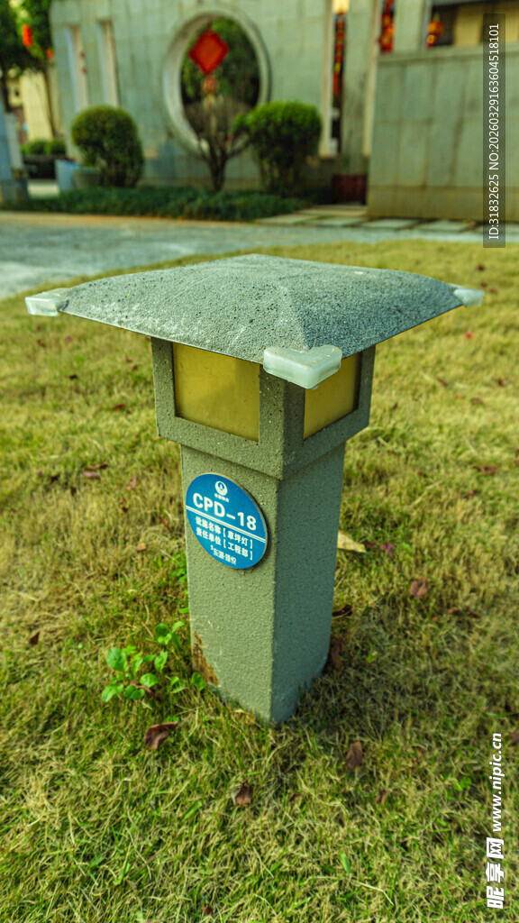 户外草地中的方形地灯