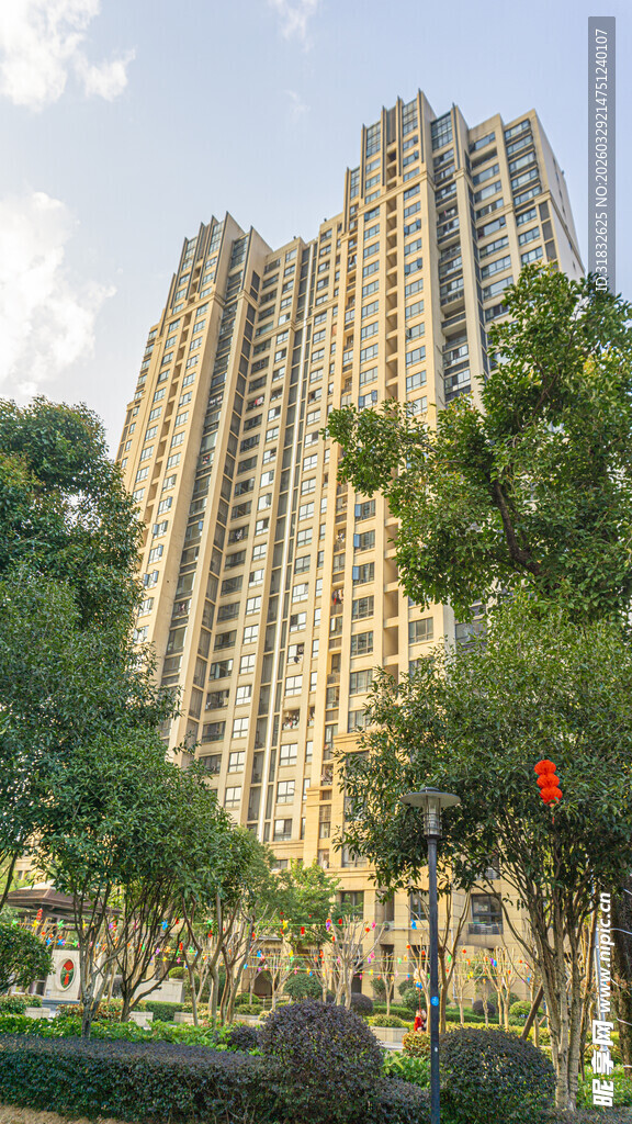 高层住宅旁的绿意景观