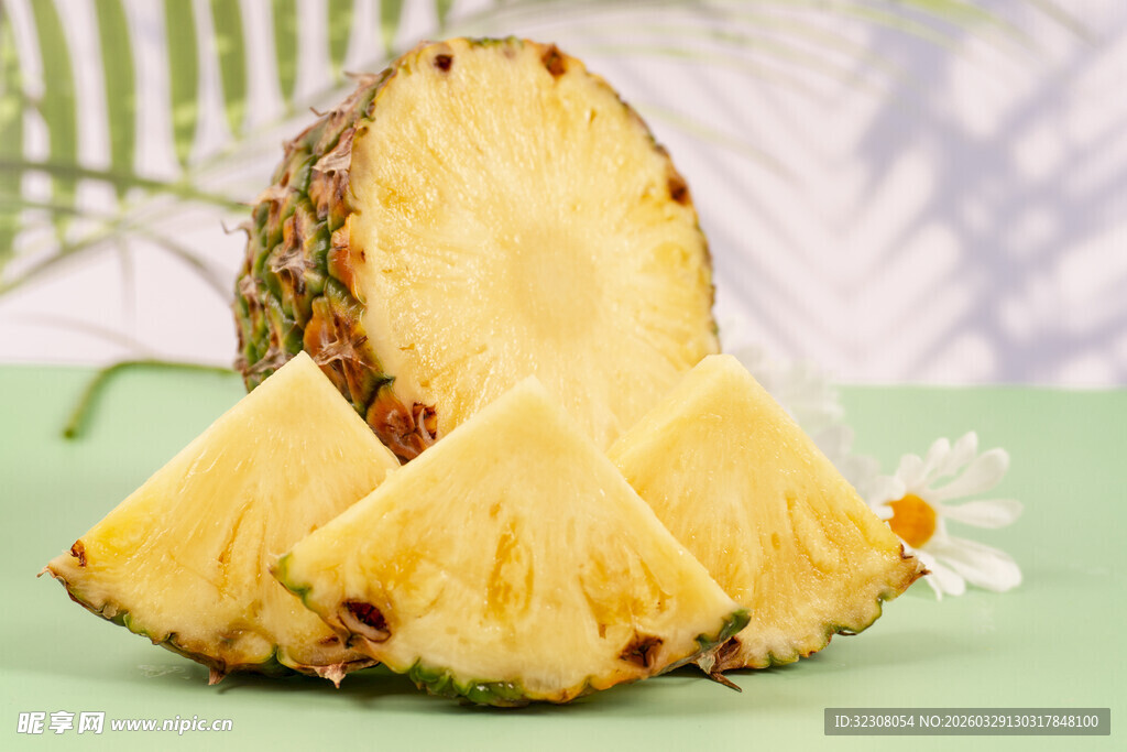 切开的新鲜菠萝