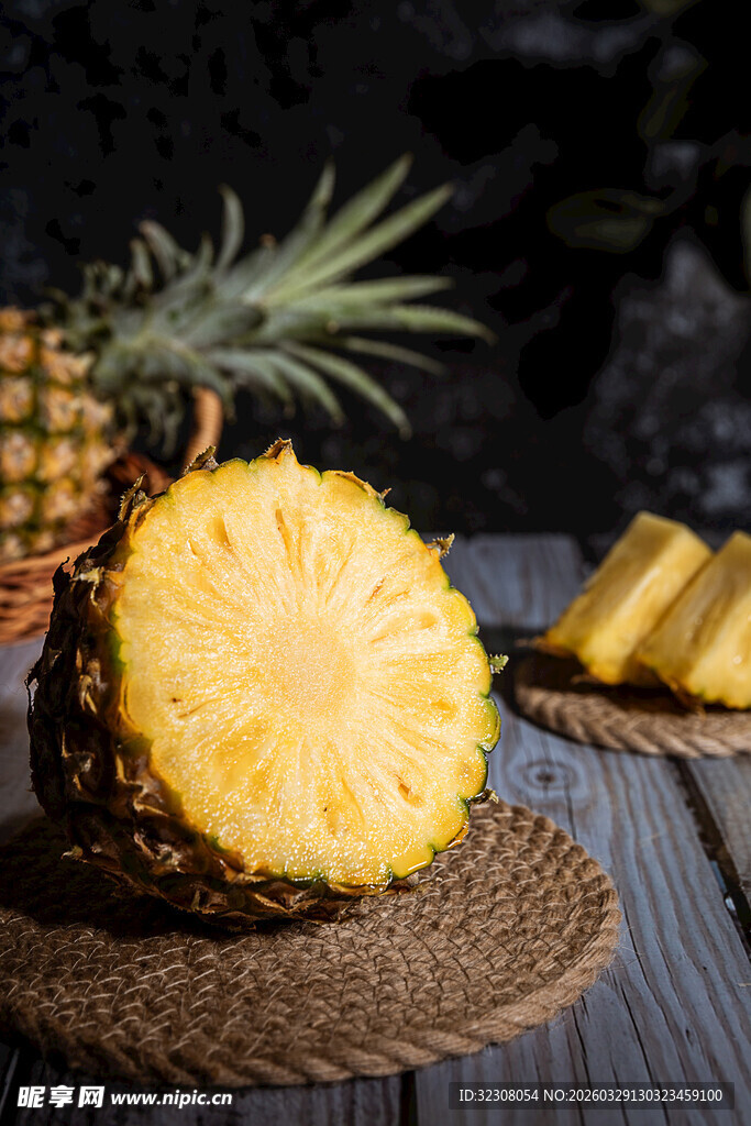新鲜切开的美味菠萝