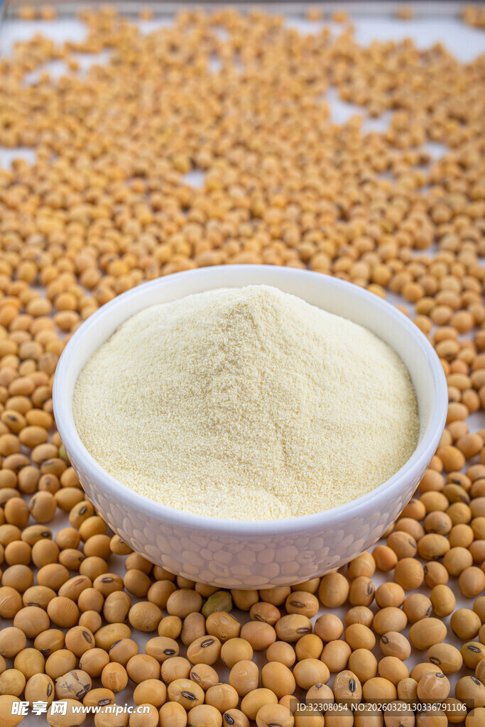 碗中黄豆粉与散落黄豆
