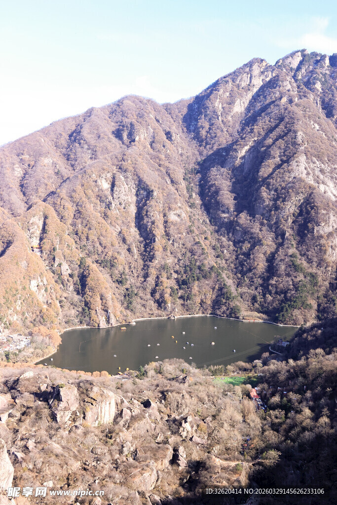 壮丽山景下的村落风貌