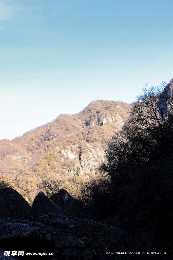 秋日山峦景致