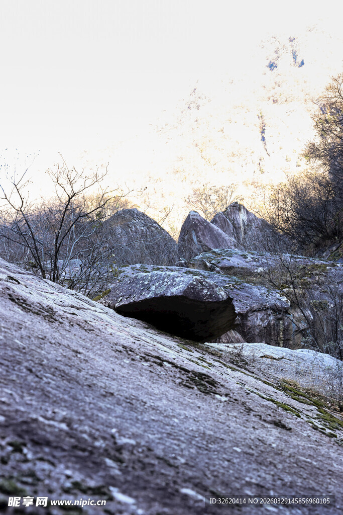 冬日覆霜山间岩石景象